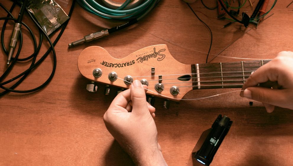 6 Important Features To Consider For Choosing The Best Guitar Tuner